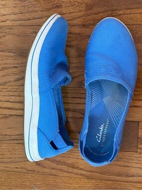 Clarks Women’s blue canvas slip-on Cloudsteppers sneakers size 7